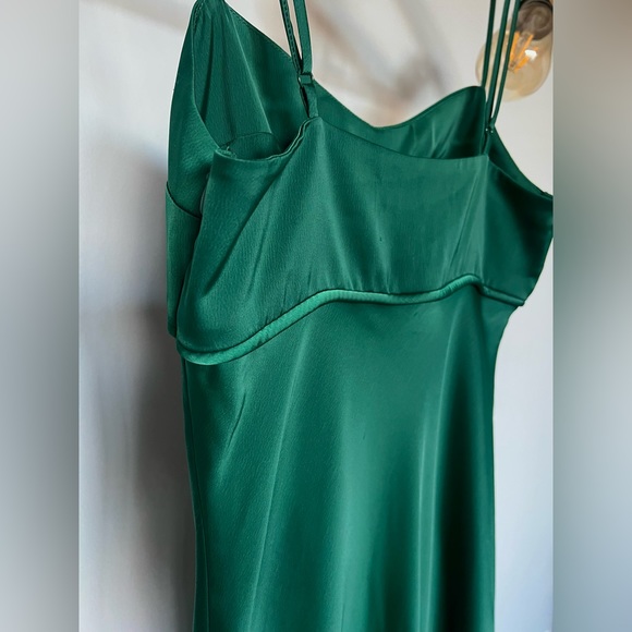 Beautiful emerald satin slip dress with tailored chest detail ✨ - Picture 4 of 11